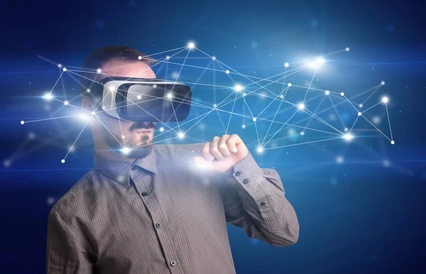 İşadamı ile sanal gerçeklik koruyucu gözlük