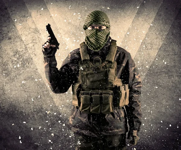 Portrait d'un dangereux soldat armé masqué avec un arrière-plan grognon — Photo