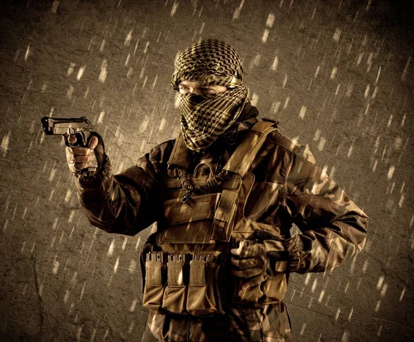 危险的全副武装的恐怖战士与面具在蹩脚雨背景 — 图库照片