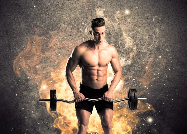 Sağlıklı, ateşli erkek kaslarını ateşle gösteriyor. — Stok fotoğraf