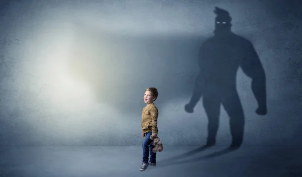 Enfant mignon avec ombre de héros derrière — Photo