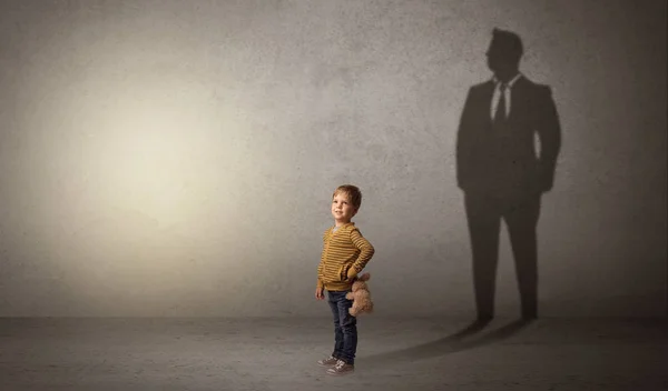 Liten pojke med affärsmannen skugga — Stockfoto