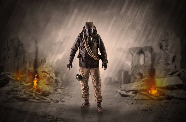 After catastrophe men coming in gas mask and arms — Stock Photo, Image