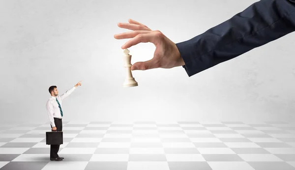 Бізнесмен бореться з великим шахістом на великій руці — стокове фото
