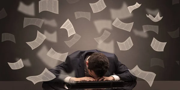 Un homme d'affaires s'est endormi au bureau avec un concept de paperasse — Photo