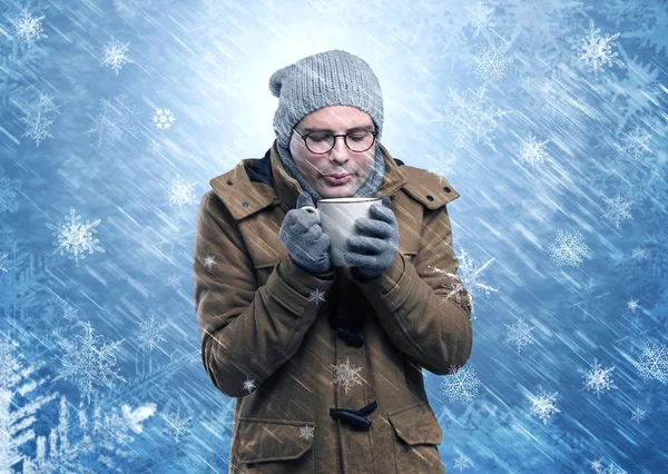 Menino congelando em roupas quentes e conceito nevar — Fotografia de Stock