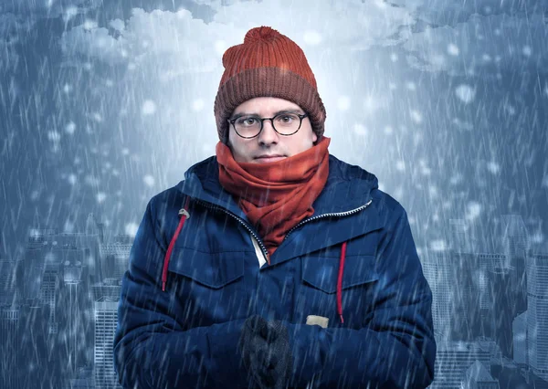 市のコンセプトと寒さで凍結の少年 — ストック写真