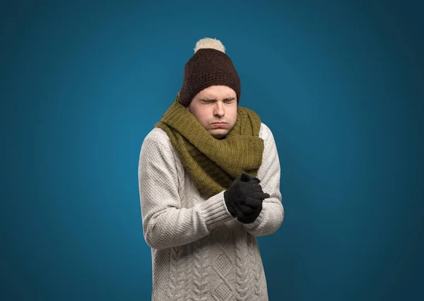 暖かい服装で凍結ハンサムな男の子 — ストック写真