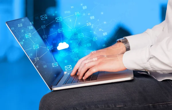Mão usando laptop com conceito de sistema de computação em nuvem centralizado — Fotografia de Stock