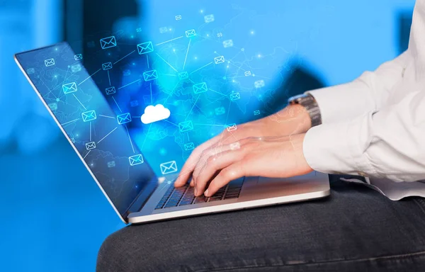 Mano utilizzando laptop con concetto di sistema di cloud computing centralizzato — Foto Stock