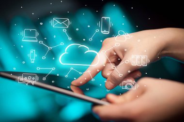 El tablet bulut teknoloji sistem konsepti ile çalışma