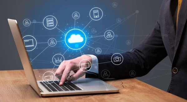 Hand att skriva med cloud technology systemkonceptet — Stockfoto