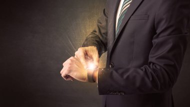 Smartwatch giyen işadamı.