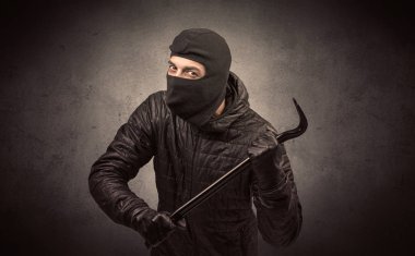 Hırsız aracı ile.