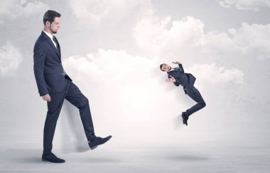 Büyük patron küçük çalışan tekme