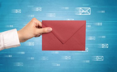 Zarf mesaj sembolleri tutan el