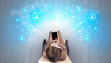 Sandalyede oturan kadın ile sosyal medya kavramı