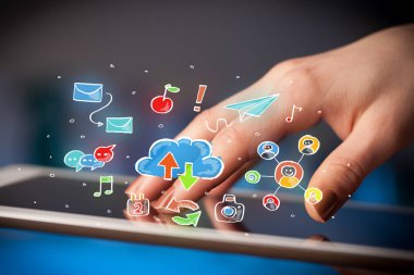 Tablet ile sosyal simgeler dokunmadan parmak