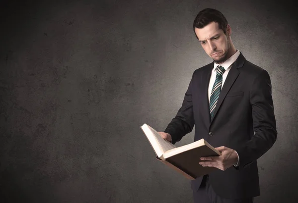 Hombre de negocios sosteniendo un libro. — Foto de Stock