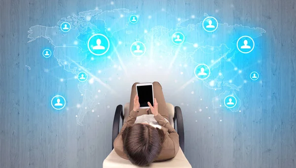 Sandalyede oturan kadın ile sosyal medya kavramı