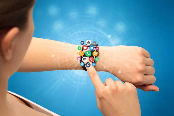 Smartwatch com ícones de aplicação . — Fotografia de Stock