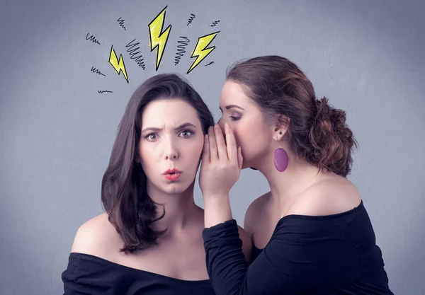 Menina dizendo coisas secretas para sua namorada — Fotografia de Stock