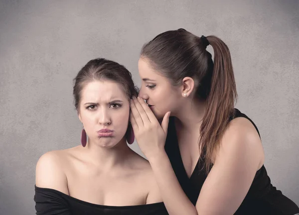 Menina dizendo coisas secretas para sua namorada — Fotografia de Stock