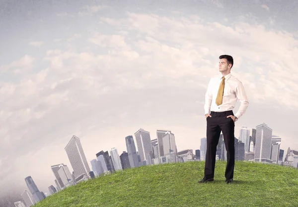 Man standing in front of city landscape — Stock Photo, Image