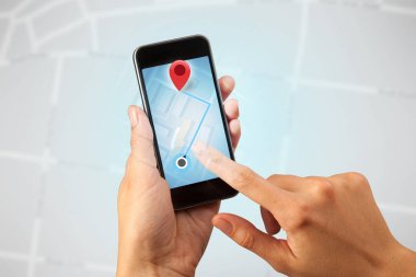 Akıllı telefon tutan bir kadın.