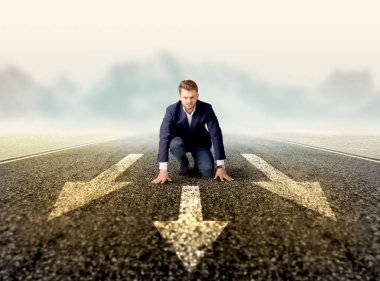 Hazır konumda diz çökmüş işadamı