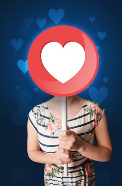 Kalp işareti tutan kadın