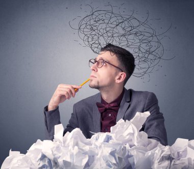 İşadamı buruşuk kağıt üzerinde