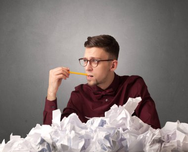 İşadamı buruşuk kağıt arkasında