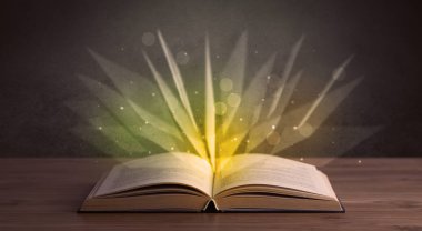 Kitap üzerinde sarı ışık 