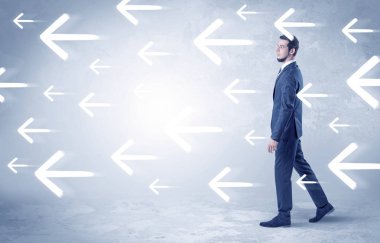 İşadamı bir yolda gidiyor