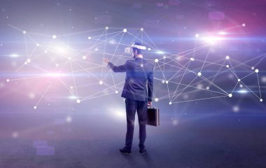 VJ gözlük ile ayakta ve hayat bağlantısı proje kontrol genç işadamı