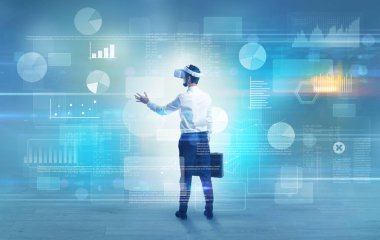 İşadamı vj gözlüklü bir proje denetimi