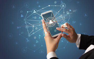 İnsanlar kavramı bağlanmak için Smartphone kullanarak ele