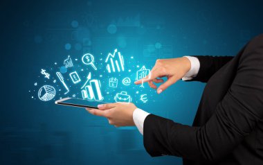 El tutma tablet tebeşir çizilmiş sembolleri yukarıda bulunan