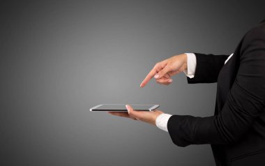 Mockup el holding tablet