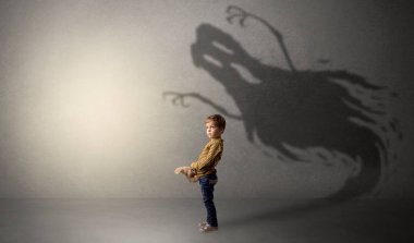 Çocuk arkasında korkunç hayalet gölge