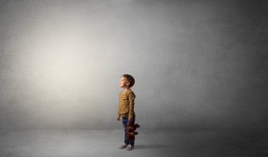 Bos bir odada küçük waggish çocuk