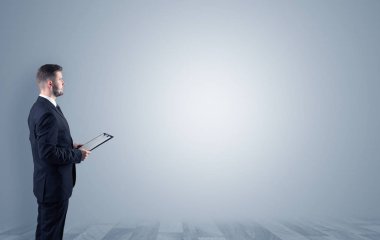 Boş bir alanda ayakta işadamı