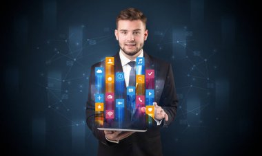 Hologram tabletiyle app simgeleri yukarıda tutan adam