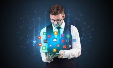 Tablet ve uygulama ile genç işadamı