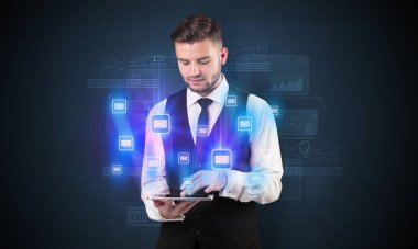 E-posta kavramı ile işadamı ve tablet