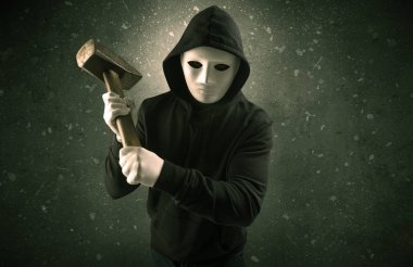 Boş bir karanlık odada silahlı kötü adam