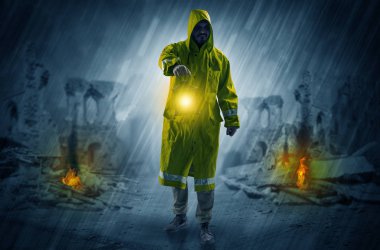 Adam felaket mahallinde parlayan bir fener ile