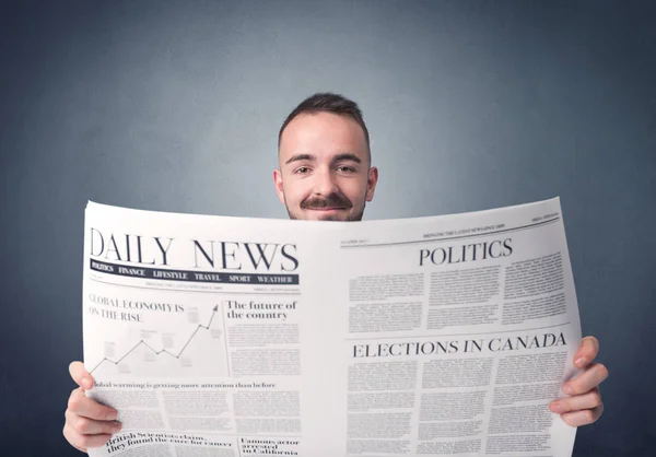 Empresário lendo jornal — Fotografia de Stock