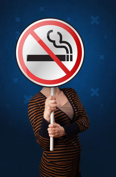 女人抱着禁止吸烟标志 — 图库照片